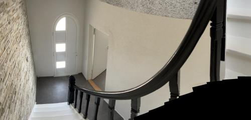 una escalera de caracol en un edificio con ventana en Apartment Vanilla en Struer