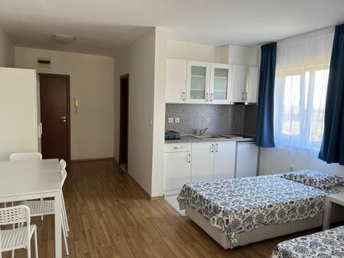 une petite chambre avec deux lits et une cuisine dans l'établissement Pretty House, à Sveti Vlas