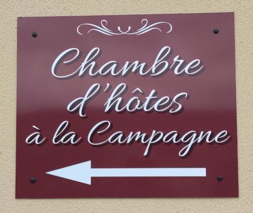 a sign that sayschange a hates a la campagna at chambre d hôtes à la campagne in Tilleux