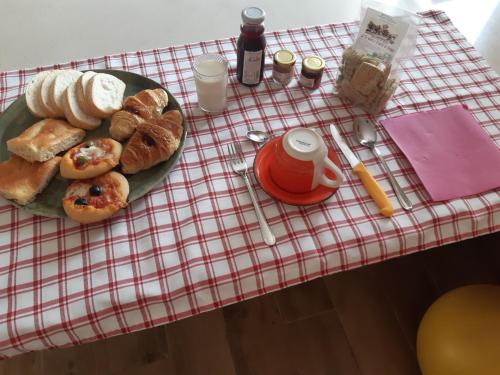 una mesa con un plato de bollería y una taza de café en Tenuta Aranuova en Vercelli