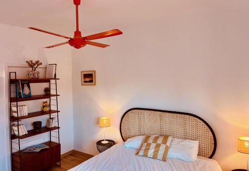 Ένα ή περισσότερα κρεβάτια σε δωμάτιο στο Superb Surf House Next to best Caparica Beach
