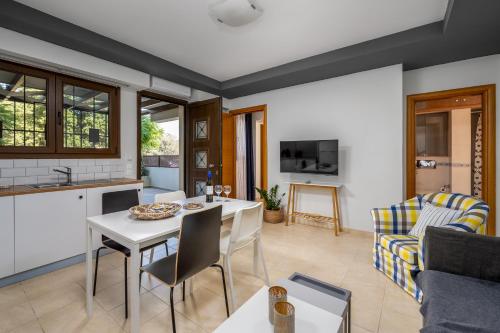 a kitchen and living room with a table and chairs at RODINI ANASSA in Asgourou