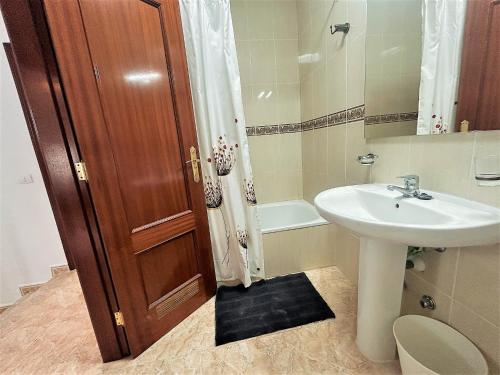 a bathroom with a sink and a toilet and a shower at Alquilaencanarias Llano del Camello in San Miguel de Abona