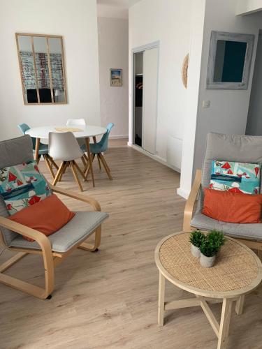 un salon avec des chaises et une table dans l'établissement 