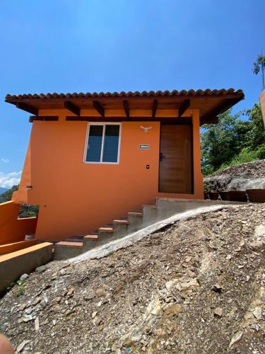 una casa en la cima de un camino de tierra en Hospedaje Anturios Valle de Bravo, en Valle de Bravo