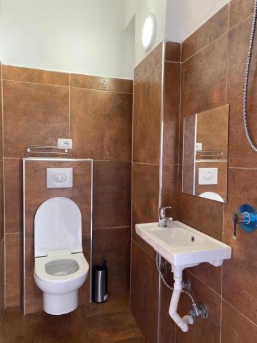 bagno con servizi igienici e lavandino di Hostel HI Saranda a Sarandë