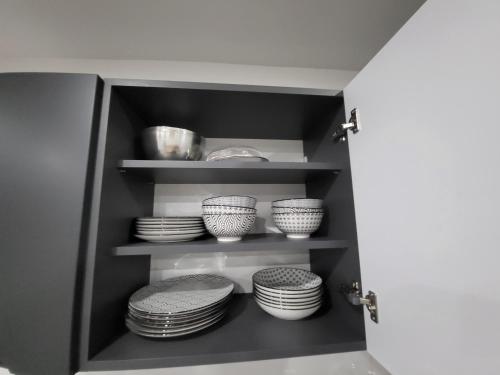 um armário com pratos e tigelas em Residenz 12 em Dinkelsbühl