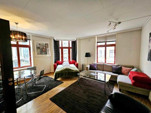 a living room with a couch and a table at Inner City Center in Bergen