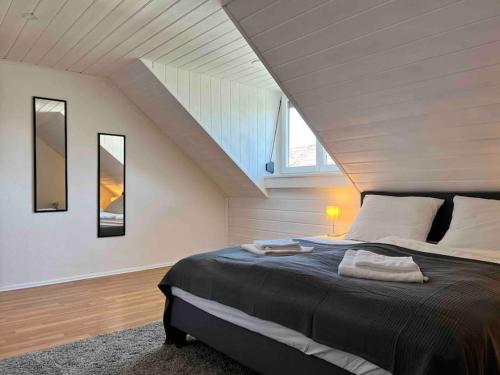 um quarto com uma cama grande num sótão em ~ Straubings grosses Apartment~ 