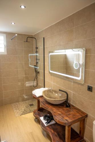 a bathroom with a sink and a glass shower at Hôtel Belle Terre Resort in Macouria
