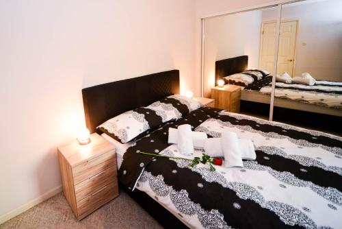 een slaapkamer met een bed en een grote spiegel bij Sun Mijo in Zadar