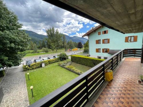 - une vue depuis le balcon d'une maison avec une cour dans l'établissement [Dolomiti] Paradiso in montagna nel verde + Sauna, à Carisolo