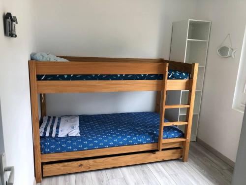 ein paar Etagenbetten in einem Zimmer in der Unterkunft La maison bleue in Barneville-Carteret