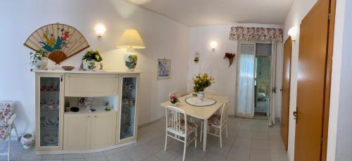 a kitchen with a table and a dining room at A... Mare Sicilia in Marina di Modica