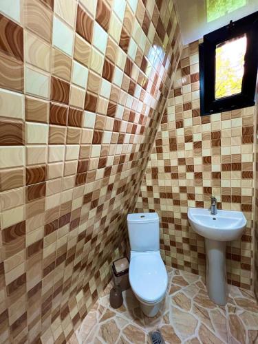 a bathroom with a toilet and a sink at Chalet Violeta in Gonio