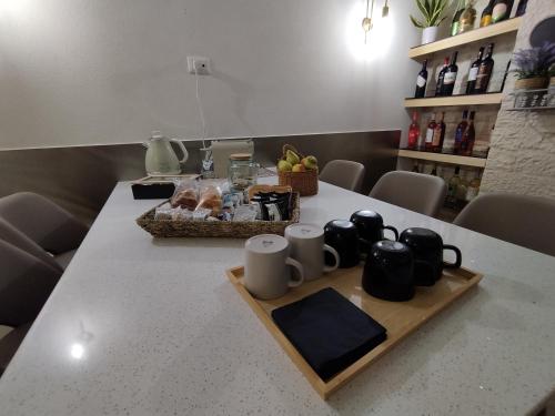 een tafel met bekers en een dienblad met eten erop bij Alle volte Maison deluxe in Giovinazzo