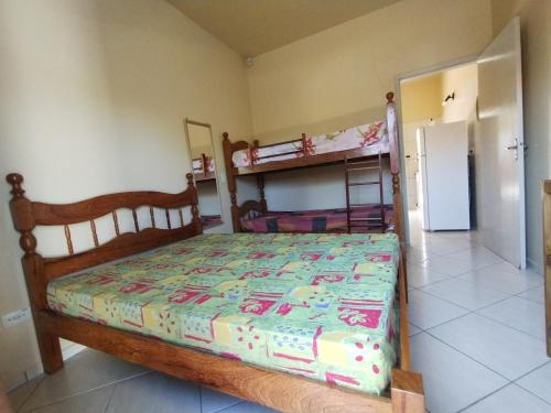 Μία ή περισσότερες κουκέτες σε δωμάτιο στο Residencial Boa Vista - Itapoá SC