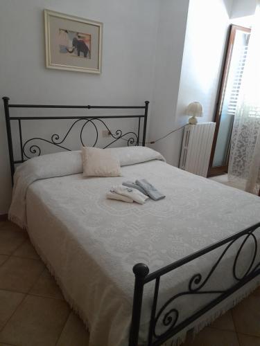 a bedroom with a bed with two towels on it at Gabriella in SantʼEufemia a Maiella