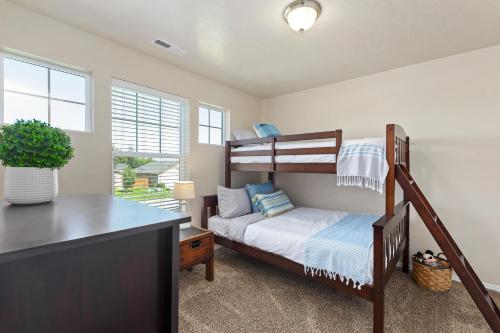 een slaapkamer met een stapelbed en een bureau bij Massage Chair, Pool, Sleep Number Bed, Location in Meridian