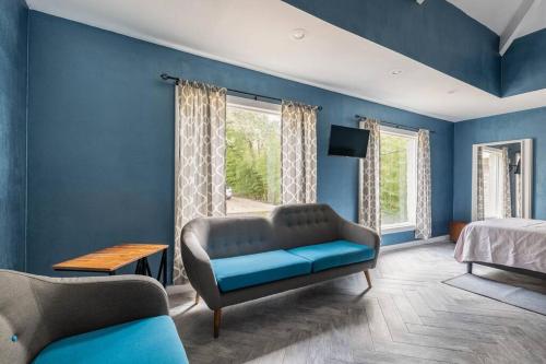 um quarto azul com um sofá e uma cama em Old Oasis em Manchaca