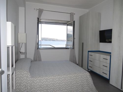 1 dormitorio con cama y ventana en Marea, en Messina