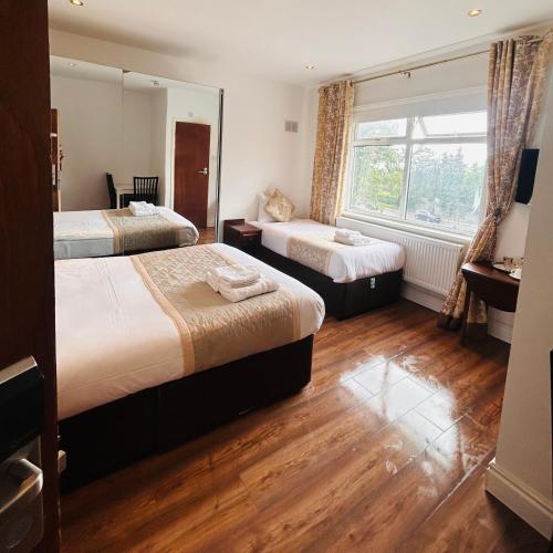 Un pat sau paturi într-o cameră la Sinai Hotel