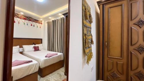 Voodi või voodid majutusasutuse Atlantis Pyramids Inn New toas