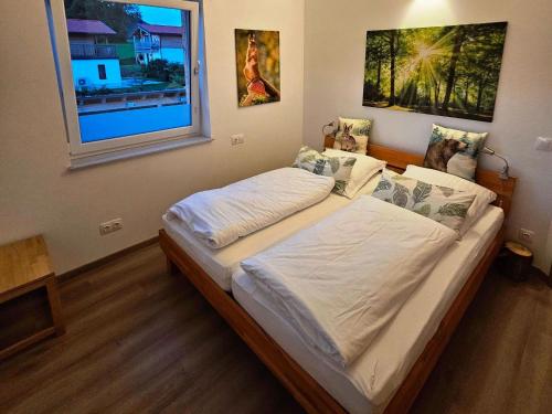 En eller flere senge i et værelse på Apartment with sauna and panoramic view in Inzell