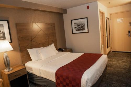 a hotel room with a bed and a lamp at Americas Best Value Inn Lynnwood in Lynnwood