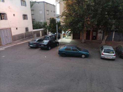 卡薩布蘭卡的住宿－Ain sbaa Hay mohmmadi，停在停车场的一群汽车
