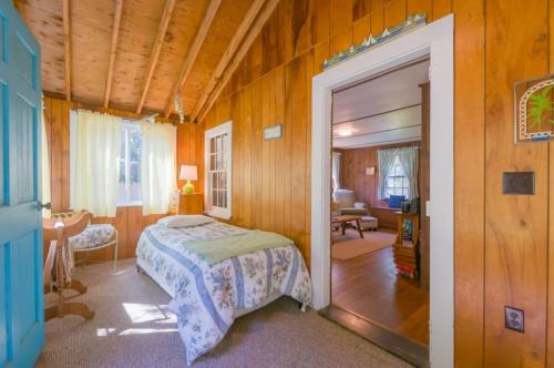 Ένα ή περισσότερα κρεβάτια σε δωμάτιο στο 77 Ploughed Neck Road East Sandwich - The Little House