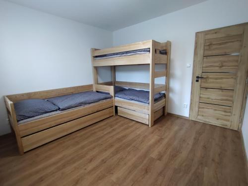 Pokój z 2 łóżkami piętrowymi i szafą w obiekcie Apartmán Karlovice - Jeseníky w mieście Karlovice