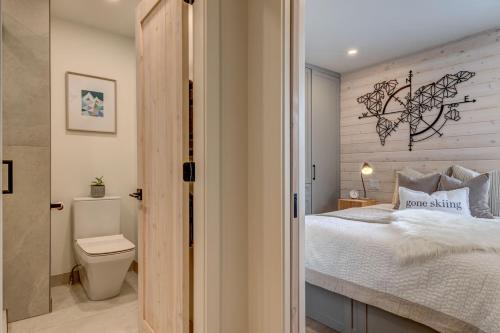 um pequeno quarto com uma cama e um WC em creekside Innsbrook em Whistler