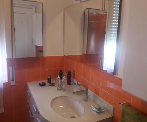 uma casa de banho com um lavatório e um espelho em b&bEuropa em Gênova