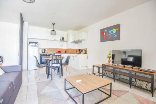 uma sala de estar com um sofá e uma mesa em Appart 1 ch balcon proche Saint-Charles et métro em Marselha