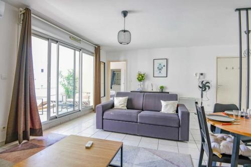 - un salon avec un canapé et une table dans l'établissement Appart 1 ch balcon proche Saint-Charles et métro, à Marseille