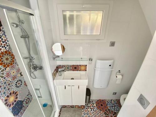 Et badeværelse på Petite Maison indépendante.