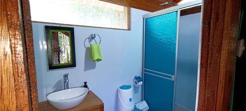 y baño con lavabo, aseo y ducha. en Hotel Ecologico Makalombia, en La Macarena