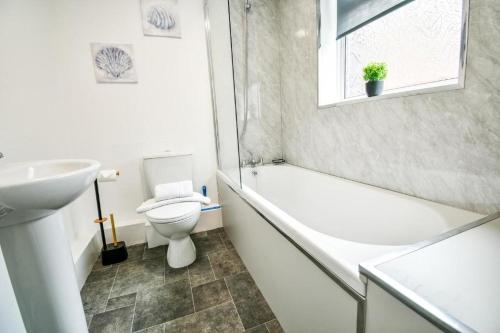 een badkamer met toilet, wastafel en ligbad bij Lister House in Hartlepool