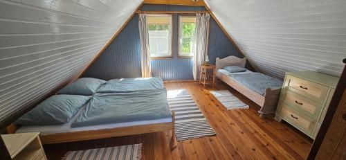 een kamer met 2 bedden in een tent bij Domki Rydzewo in Rydzewo