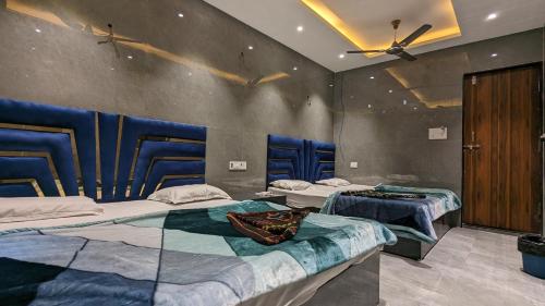 Postel nebo postele na pokoji v ubytování Hotel Shikhar Inn