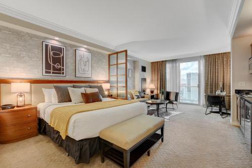ein Schlafzimmer mit einem großen Bett und ein Wohnzimmer in der Unterkunft Premium Suite MGM Signature HIGH FLR Balcony Strip View in Las Vegas