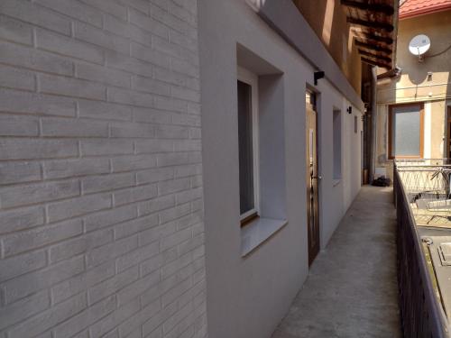 korytarz budynku z białej cegły z oknem w obiekcie Garsoniera -w podwórzu w mieście Jasło