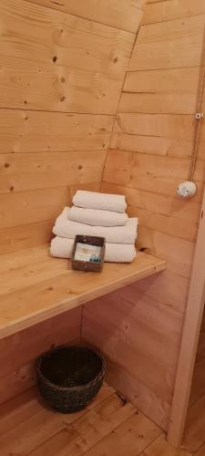 - une pile de serviettes sur une étagère dans un sauna dans l'établissement Agriturismo Il Macereto, à Fivizzano