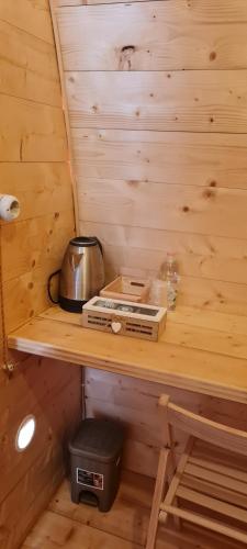 una estantería de madera en una cabaña con hervidor de agua. en Agriturismo Il Macereto, en Fivizzano