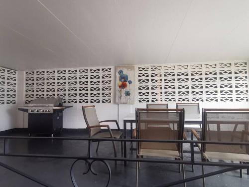 een kamer met stoelen, een tafel en een fornuis bij Home Plus TAREE CBD in Taree