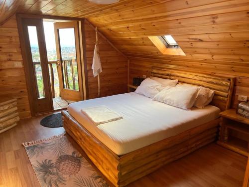 Un pat sau paturi într-o cameră la Guesthouse Pogradec