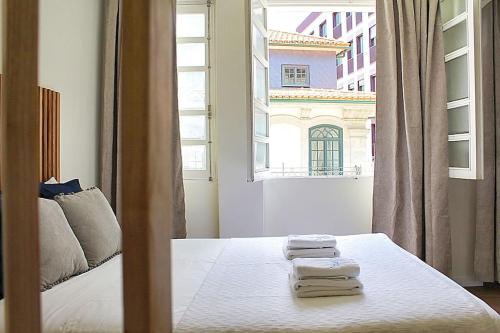 sypialnia z łóżkiem z ręcznikami w obiekcie Oporto Sweet Downtown 3 w Porto