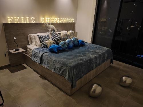 een bed met knuffels erop in een kamer bij Vista Hermosa Glamping y Cabañas in La Mesa