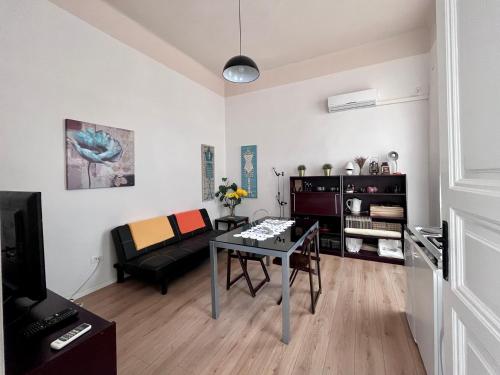 een woonkamer met een tafel en een bank bij Apartment Platana in Rijeka
